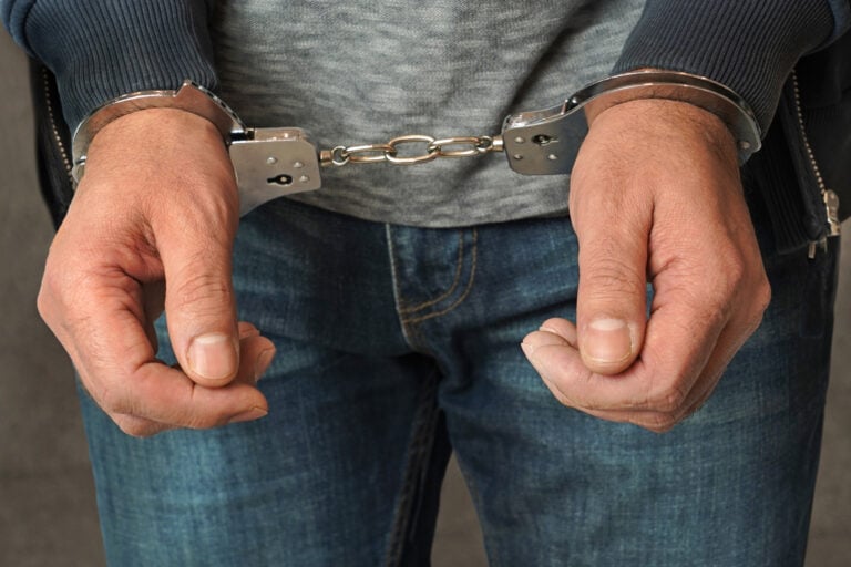 Abogados de conducta y posesión prohibida de armas en Cave Creek
