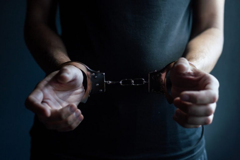 Abogados de mala conducta y posesión prohibida de armas en Mayer