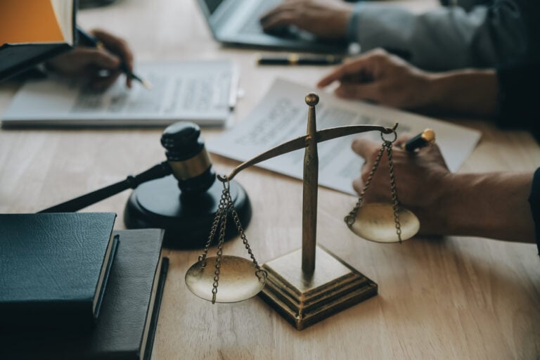 Abogados de mala conducta y posesión prohibida de armas en Sun City