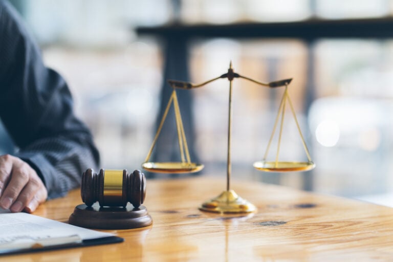 Abogados de agresión con agravantes en Seligman